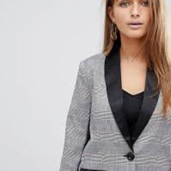 Boohoo Petite exclusive petite contrast lapel blazer in check Women's 2 Petite - Picture 2 of 6